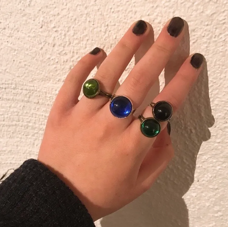 Superfina justerbara ringar med glas-stenar 🧷🍂 Fri frakt vid köp av mer än en 🦔 Välj mellan:                  * dark sapphire 🧿 (2st kvar)                                       * green emerald 🌱 (❗️ OUT OF STOCK ❗️)                                           * opaque black 🎱 (❗️ OUT OF STOCK ❗️)                                        * olive green 🐉 (❗️OUT OF STOCK ❗️)              Ringar med stenen ”dark sapphire” har en silverfärgad ringbas ⛓👽 På resten (”green emerald”, ”opaque black” och ”olive green” går det även att välja färg på ringens bas !! Välj mellan silver och bronze 🔮🧷. Accessoarer.