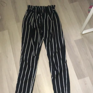 shein stl 150 - dom är svarta och vita och har band till runt midjan 