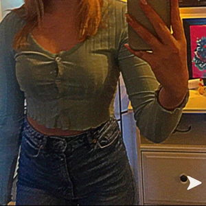 Vintage tröja - säljer nu denna ”mag tröjan” i färgen turkos. Säljer eftersom den ej passar mig och är för liten, använd 3 ggr