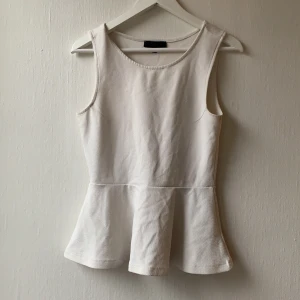 Linne i polyester  - Ett fint vitt linne som säljes för 20kr+frakt. Storlek S