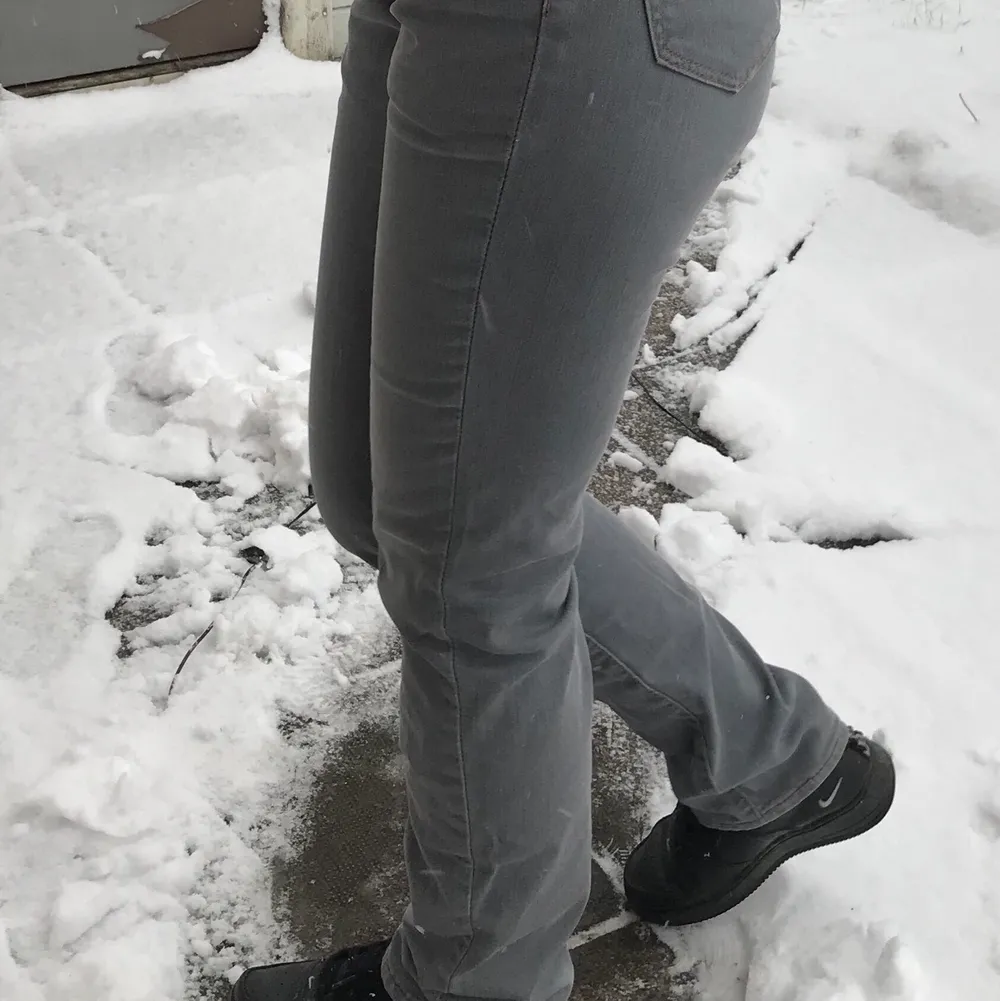 Vintage Levis jeans i perfekt skick i coolaste gråa färgen! Lågmidjade och långa i benen då det är 34 i längd! Pris kan diskuteras vid snabb affär. Jeans & Byxor.