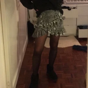 Kjol  - Fin kjol i bra skick med snake-print. Storleken är 38 men passar mig bra som vanligtvis har 36.