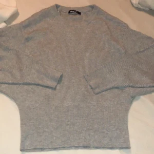 Stickad tröja från Gina Tricot - Stickad tröja från Gina Tricot som jag aldrig har använt. ”Ballongärmar”