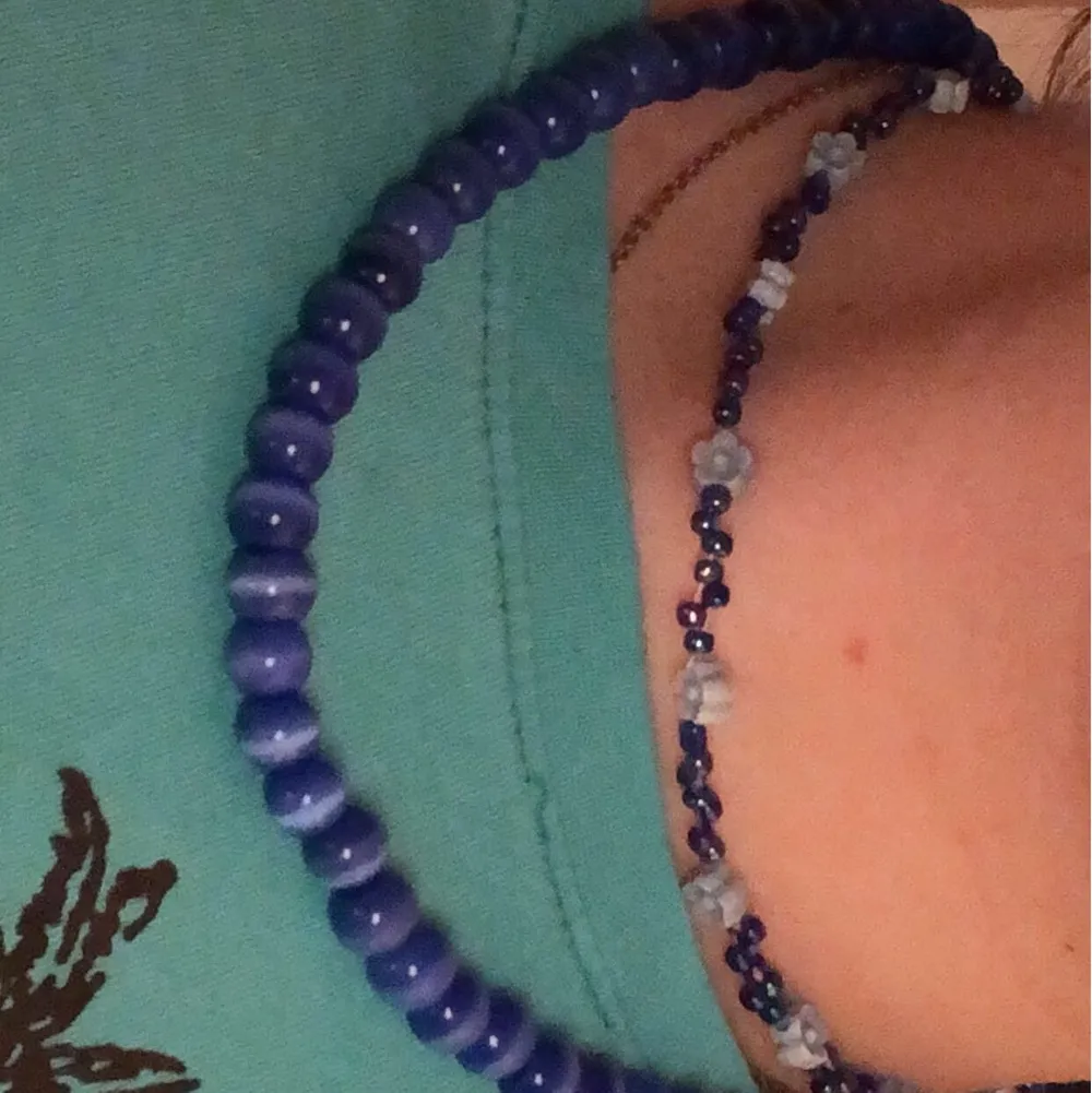säljer dessa jättesöta halsband! ett blått pärlhalsband som skiftar i blå nyanser (se bild 1) och som även är elastiskt, och ett halsband med blommor <3 båda för 30kr . Accessoarer.