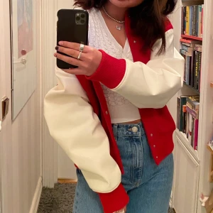 Varsity jacket WEEKDAY  - As najs jacka från weekday i storlek M, sitter fint oversized på mig som vanligtvis har S, köptes på Plick men inte kommit till något andvändning. Fint skick, säljer för 400kr + frakt! 