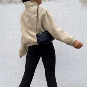 Fleecetröja - Så snygg fleecetröja från Weekday. Storlek s🤎 endast använd fåtal gånger! Frakt tillkommer🤍🤍🤎