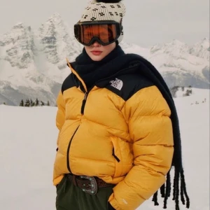 Gul northface jacka - Hej! Säljer min fina North face jacka! Den är i gott skick då jag bara använt den ca två månader dock har den ett litet märke på baksidan av högra axeln men ingenting man märker av så mycket🥰 Tvecka inte att skriva om ni har frågor! Orginal priset är 2500. Köparen står för frakt. ❤️