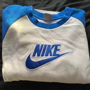 Nike sweatshirt - Nike sweatshirt med blåa ärmar. Har inte använt denna tröja på några år och nu är den för liten, storleken är M i junior storlek men den passade jättebra när jag hade XS. Priset kan diskuteras😊 RESERVERAD TILL 20/1