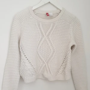 Mönstrad trikå tröja - Enkel, fin och varsamt använd top från Divided. 