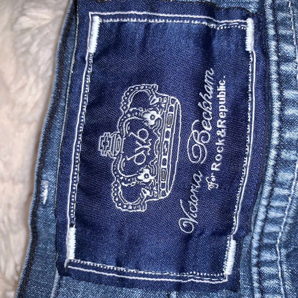 Blå jeanskjol från Victoria Beckhams kollektion med Rock&Republic. Det står att storleken är L men passar nog mer M möjligtvis en lite större S.. Kjolar.