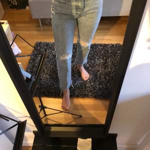 Jättefina jeans som tyvärr inte kommer till användning! 💞Använd ett fåtal gånger och därmed i fint skick! Nypris 400kr& jag säljer för 150 kr + frakt som köparen står för💞✨storlek 34🥰