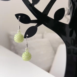 Örhängen köp 3 för 2 - Nya örhängen med Japanska Miyuki  💎 Miyuki är seed beads av högsta kvalite son är kända för sin rika färgskala, jämna form och storlek. Färg: silver lined crystal   Följ min Instagram för fri frakt  ➡️ @smycken_with_love 