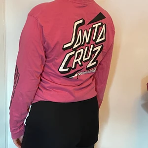 Santa Cruz tröja - Tröja från Santa Cruz! Storlek M. Jättesnygg men använder för sällan:( 95 kr. DMa vid intresse eller frågor!