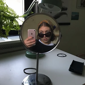 Karl Lagerfeld glajor  - Köpte dessa på second hand för ett tag sedan så har ingen aning om de är äkta eller ej! Ena bågen är lite på vajsing men annars i fint skick. Frakt på 44 kr tillkommer🐉