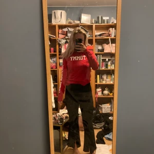 Röd tröja från Tommy Hilfiger storlek 164 - Jätte fin röd långärmad tröja från Tommy Hilfiger i storlek 164. Tröjan har vita detaljer på ena armen samt är i superbra skick då den knappt är använd. Säljer pga att den inte kommer till användning.