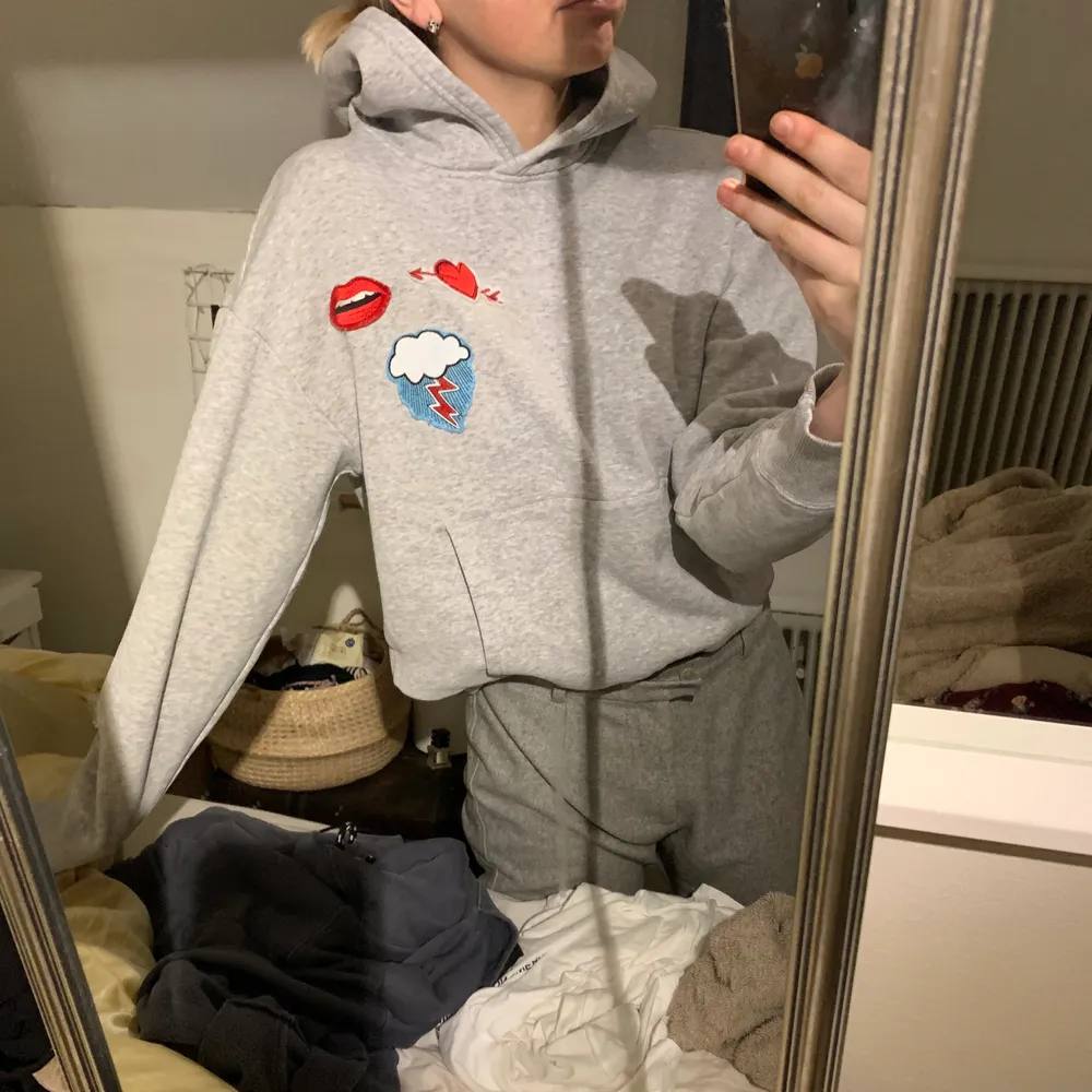 Säljer denna snygga hoodie från hm!! Såå snygg och skön verkligen🥰🥰🥰strl m. Hoodies.