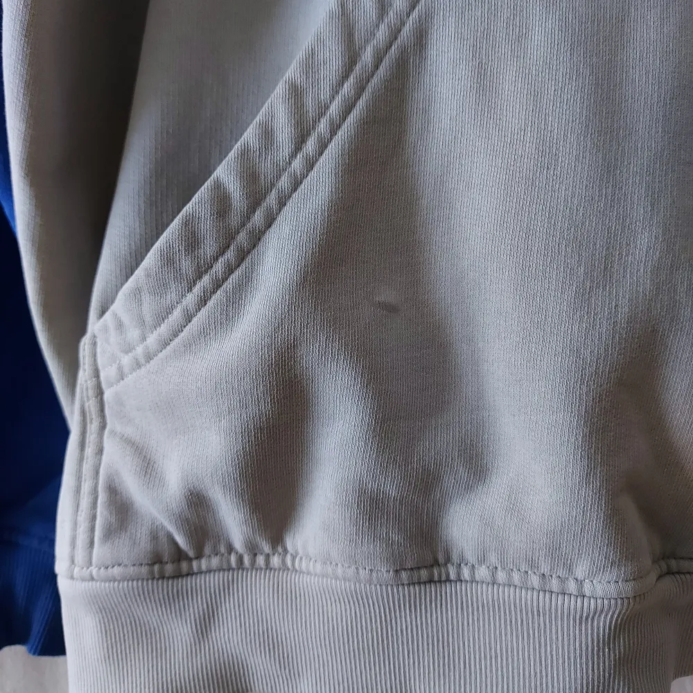 Snygg vintage hoodie med Bud light tryck grå/blå. Fint skick, en liten fläck på fickan - se bild storleken är XL men jag skulle säga M. Hoodies.