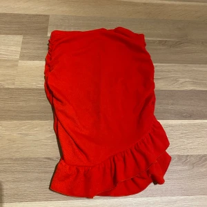 Kjol med detaljer där bak - Aldrig använd då jag inte fått något tillfälle för det