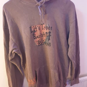 Brun hoodie  - Helt oanvänd hoodie från carlings. Frakten är inräknad i priset! Säljes pga ingen användning! 