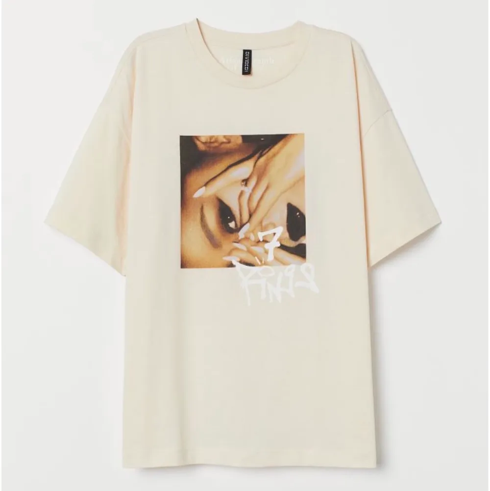 Säljer denna t-shirt från Ariana Grandes kollektion med HM. Använd fåtal gånger och är i väldigt bra skick! Strl XS men passar även S. 60kr +frakt✨. T-shirts.