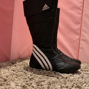 Adidas kängor strl 39 - Adidas kängor! Upp till slutet på vaden, bra skick förutom att det är små skador som inte märks. KÖPAREN STÅR FÖR FRAKTEN🙂 går att prata om priset.