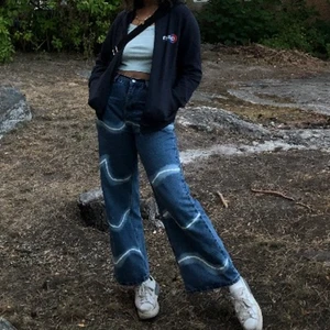 Coola byxor rowe - Asballa weekday byxor som jag piffat till själv🥰  ser ut som blixtar som sträcker sig över benen⚡️✌🏼Orginalpriset för byxorna var 500 kr och är sparsamt använda💕💕