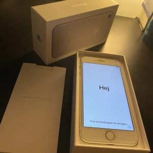 Iphone 7, 32GB - 📱iPhone 7, 32GB, silver i ny skick!🤩🙌🏼 Den är felfri och fungerar precis som den ska✨👌🏼 Vid köp så ingår låda, genomskinligt skal och mobilen📱💯 Hör av er för mer information angående mobilen! (Frakt ingår i pris!)