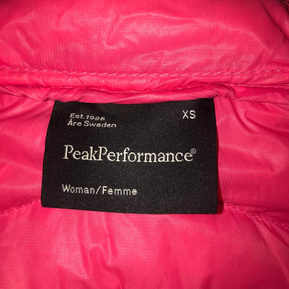 Rosa peak performance jacka i storleken XS, säljer den då den är för liten för mig💕 bra skick!              Buda i kommentarerna!!✨✨. Jackor.