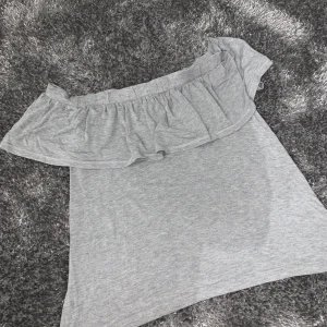 Off sholder  - En fin ljusgrå off shoulder