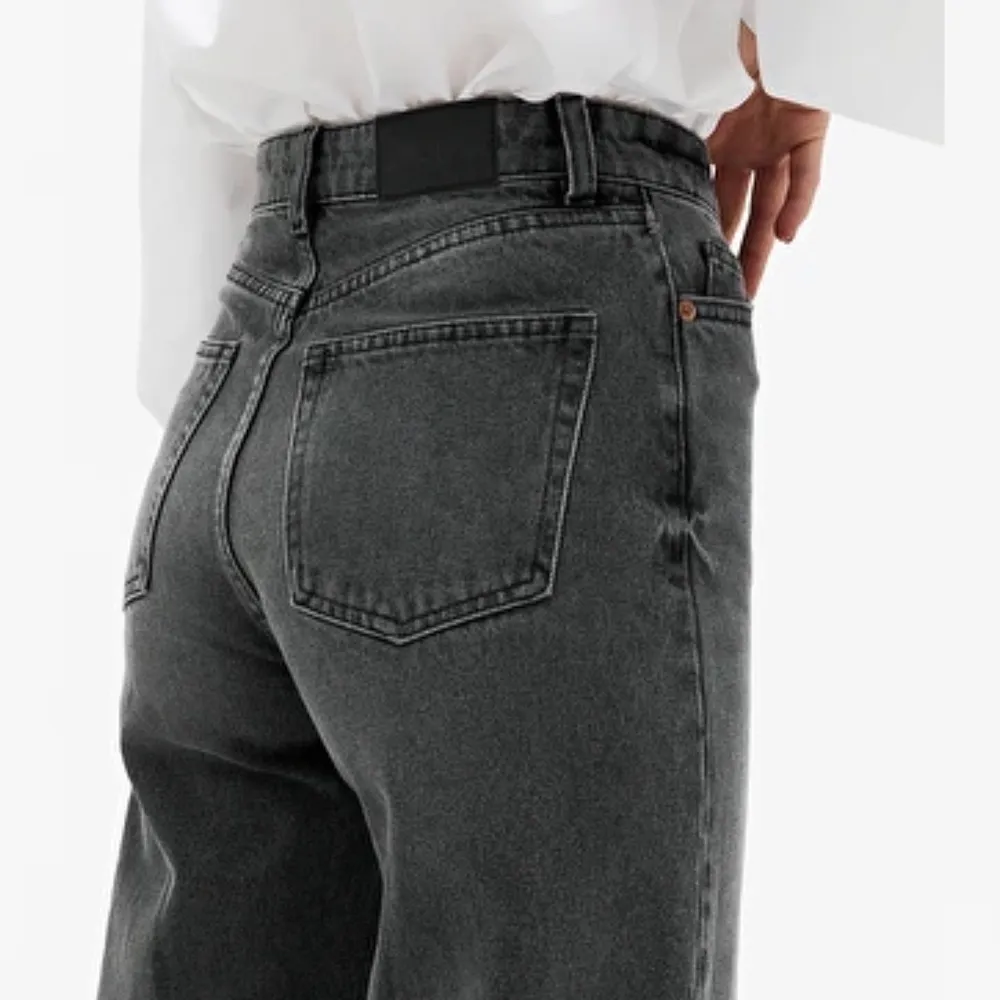 Jätte fina gråa jeans från monki som tyvärr är för stora för mig, köparen står för frakten👍🏼. Jeans & Byxor.