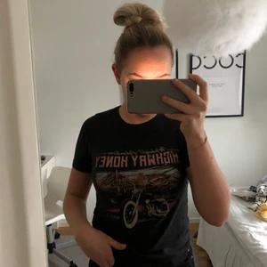 T-shirt - Säljer denna coola t-shirt som är köpt på ginatricot! Väldigt snyggt med ett tryck på t-shirten😍❤️ Storlek XXS