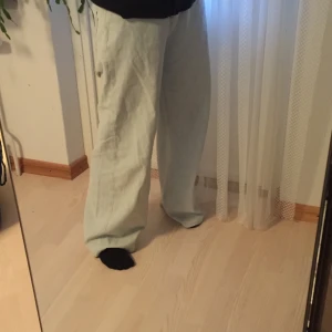 ljusblå jeans - säljer mina ljusblå jeans!! ser ut som junkyard jeansen men de är köpta här på plick för ca 1 år sedan :) ursprungligen fr asos och i strl 28/32, stora i strl och sitter baggy som ni ser på bilden☺️☺️ jag på bilden är ca 167/68 cm och de är långa på mig (pga detta är de lite slitna längst ner, har gått lite på dom..) 💘 hör av er vid frågor
