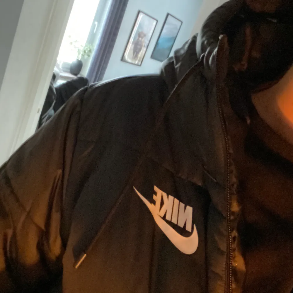 Superskön och varm vinterjacka från Nike. Säljer för att jag har så mycket jackor och använder inte den här så mycket. Köpte den för ca 4-5 månader sedan och använt den kanske 10 gånger. Nypris 1099.. Jackor.