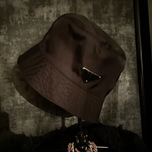 Prada Nylon Bucket Hat - Size: L (60cm ish) Cond: Flawsless 9/10 Ingår: allt, kvitto, box osv. Nypris: 3700