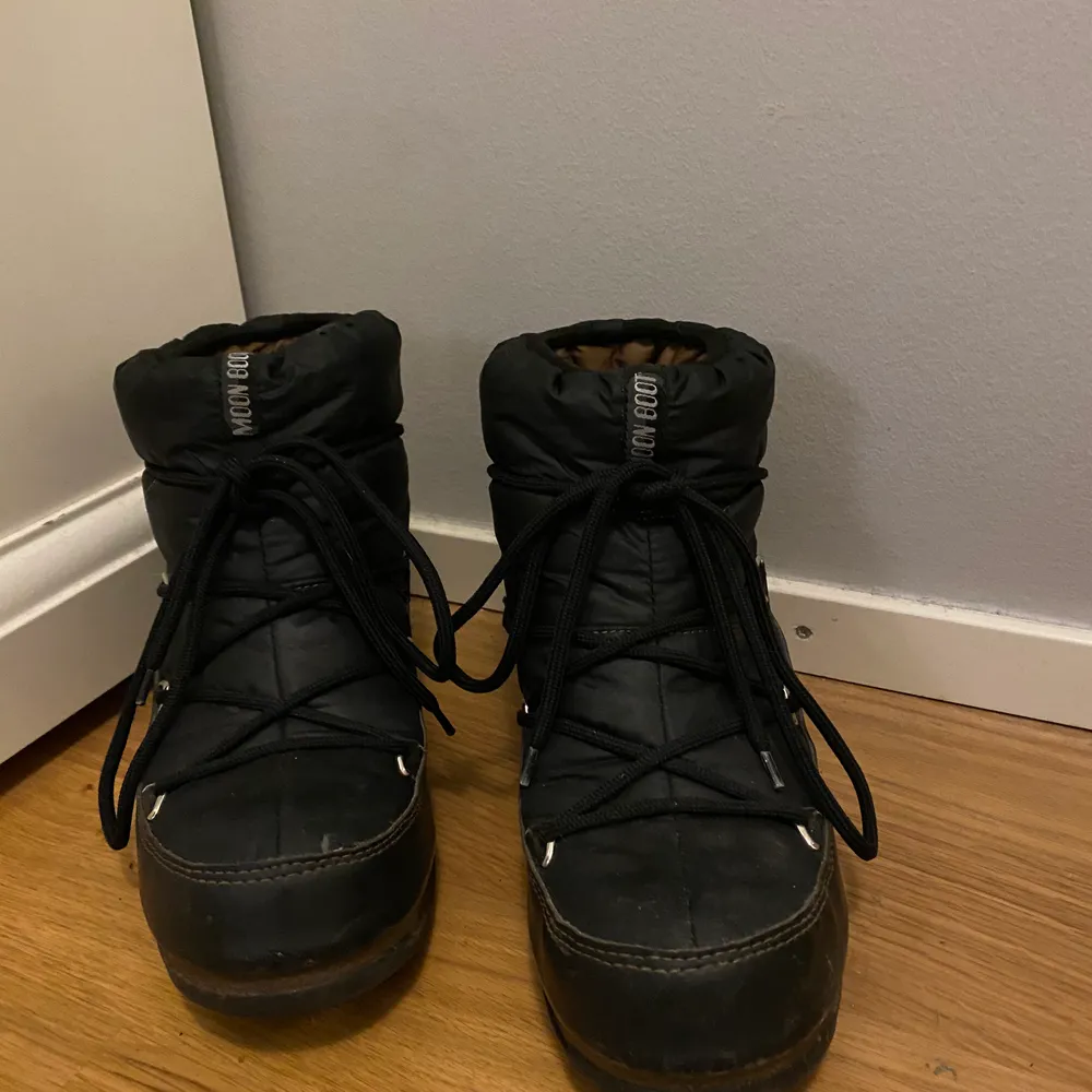 Ett par super bra vinterskor från märket moon boots, inköpta förra året för 1400 kr. Varma, sköna att gå i och står emot vatten bra. Bra kvalite och skorna är i fint skick. Köparen står för frakt😊. Skor.