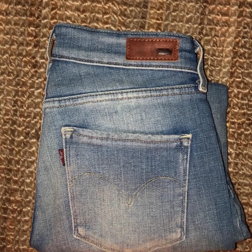Säljer mina lowwaisted Levis jeans som ör väldigt urtvättade men jag tycker de bara ser böttre ut! Passar mig i löngden som ör 170cm👍🏼👍🏼. Jeans & Byxor.