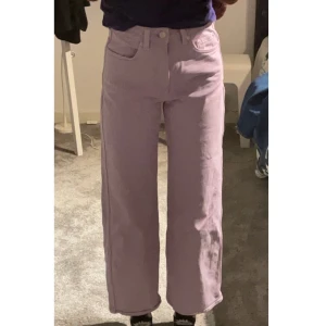 Lila jeans - Lila jeans från Weekday i modellen Veer. Slutsålda på hemsidan. Använda Max 3 gånger men säljs pågrund av att de är förkorta i benen för mig som är 165 cm. Köpta för 500kr men säljs för 120kr+frakt. 