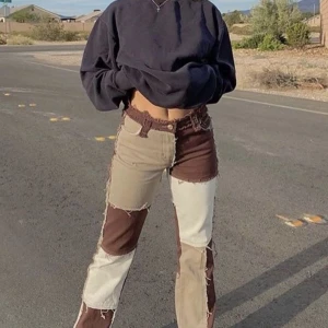 Bruna jeans  - Bruna patchworkbyxor från Jaded London i perfekt skick och med väldigt bra kvalite! 💕 Möts i sthlm och fraktar! W 26