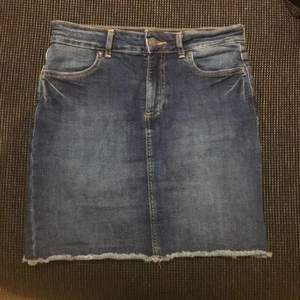 Jeans kjol - Mörkblå jeanskjol från vila! Två fickor bak och två fickor fram💙