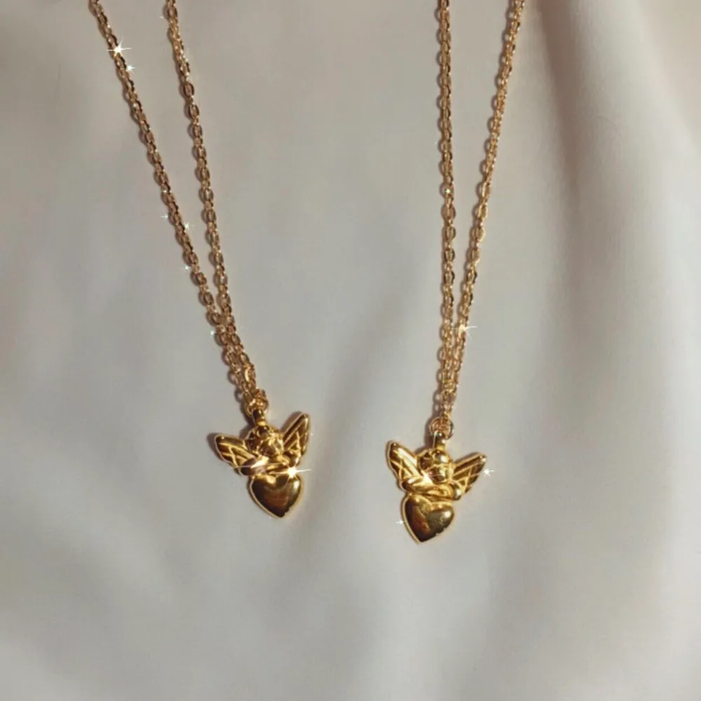 ängel med hjärta halsband👼🏼💖 49:- + frakt 11 kr ♡ - ängelhänge - guldfärgad kedja ca 40 cm - förlängning ♡ - beställ via celestesmycken.etsy.com - instagram @celestesmycken 🤍✨ ♡ #smycken #halsband #ängel #angel. Accessoarer.