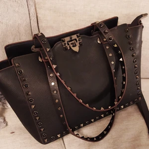Valentino rockstud, Äkta läder AAA-kopia   - Nyskick, finns även en lång axelrem. Äkta läder och stängs med dragkedja. Dustbag och Valentino påse medföljer