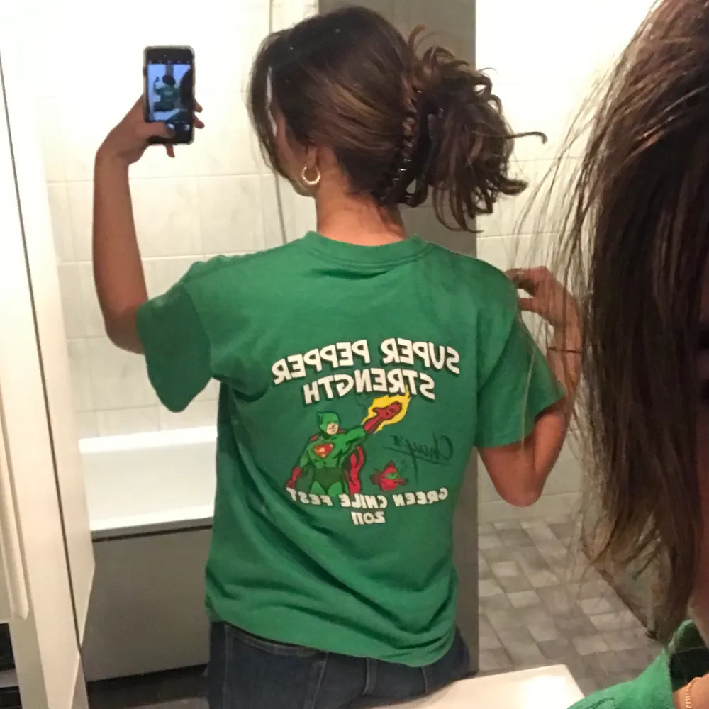 Snygg T-shirt köpt i Palma. Jätte fin och härlig grön färg! Kontakta för mer info💚 BUDGIVNING I KOMENTARERNA! Avslutas på torsdag💚. T-shirts.