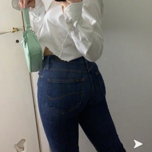 Lee jeans - Säljer nu dessa lee jeans som är lågmidjade men sitter som en SMECK på kroppen! Dom är helt raka tajta i benen så inget märkvärdigt!