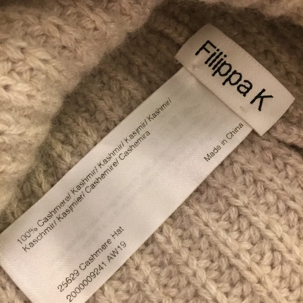 Fin beige mössa från Filippa K. Använd enstaka gånger så den är i toppskick. 100% chashmere. Accessoarer.