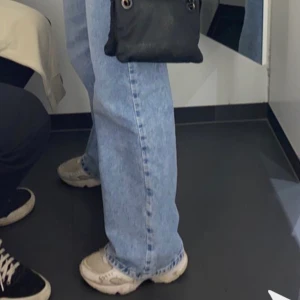 Wide leg jeans - Hejsan! Jag säljer nu mina wide leg jeans från bokom på grund av att jag har dubbletter. Köpte dom för 500-600kr för mindre än ett år sedan. Varsamt använda! Skriv för föera bilder! Dessa är i storlek 26. Vid Snabb affär så kan priset diskuteras 