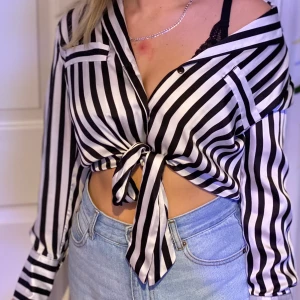 Randig blus från Carlings (/STAY) - Randig blus från märket /STAY. Köpt på Carlings. I princip aldrig använd (någon enstaka gång) och är jättemjuk i materialet. Knytdetalj i midjan. Köparen står för frakten! 🤩