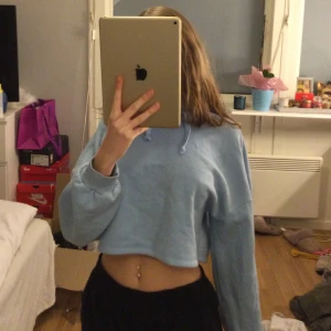 Ljusblå hoodie🦋 - Skön och fin croppad hoodie som aldrig blivit andvänd då det inte är min stil🦋💍 ordinarie pris:300kr men säljer för 200kr