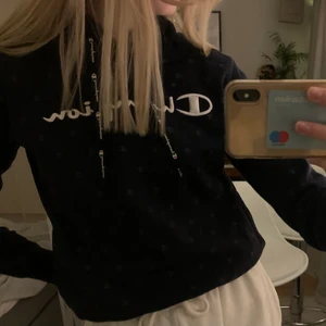 Champion hoodie - Marinblå champion hoodie med champion märken på den. Den är slutsåld på hemsidan och går inte att få tag på längre. Använd ett fåtal gånger. Mycket bra skick. Äkta. Köparen står för frakten 🥰