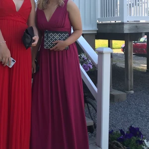 Balklänning  - Plommon lila skulle jag nog säga att den är, bra tjocklek o fin urringning. Öppen rygg. Jag är 163 och passa perfekt. Använd en gång men är i bra skick 