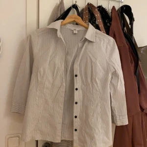 Strl S - Randig skjorta med svarta knappar som inte kommer till användning💖💖💖